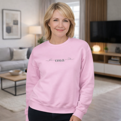 Roosa ema pusa tikandiga ja laste nimedega varrukal