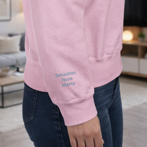 Roosa ema pusa tikandiga ja laste nimedega varrukal