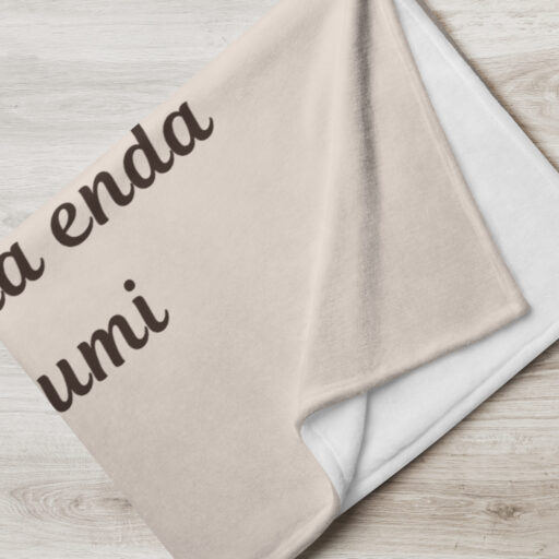 Pehme fliispleed sinu soovitud tekstiga diivanil
